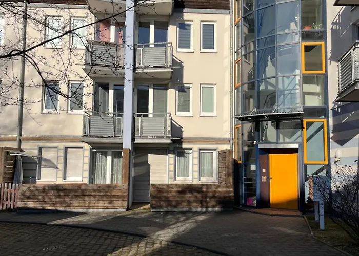 An Der Elbe Mit Balkon, Küche Und Netflix