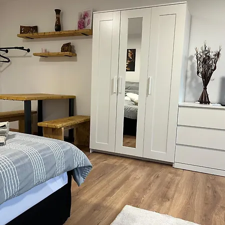An Der Elbe Mit Balkon, Kueche Und Netflix * Drezno