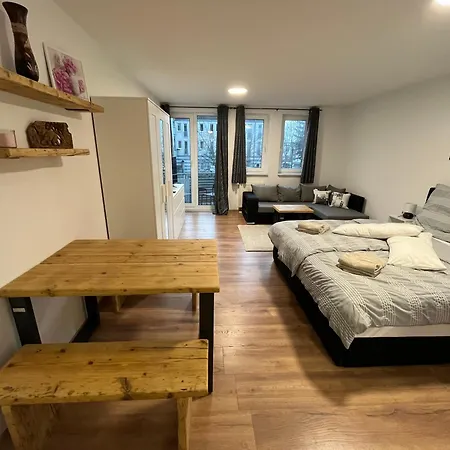 An Der Elbe Mit Balkon, Kueche Und Netflix Apartmán